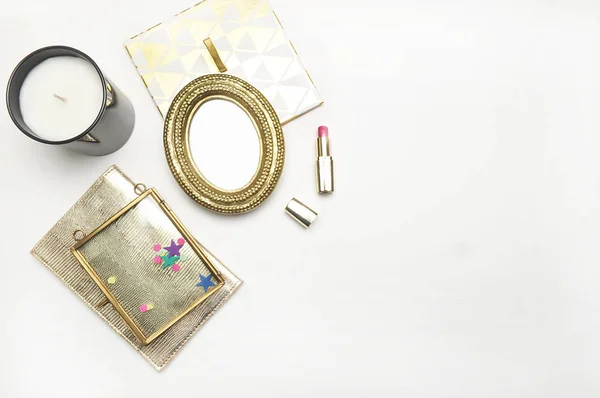 Flat lay. Mock-up product view table gold accessories. glamour style. Gold frame with candle and gold notebook. Confetti. Header website or Hero website. Workspace. Home office — Stock Photo, Image