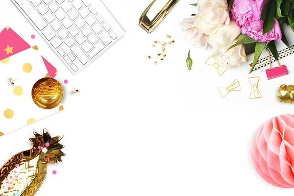 Masanın üzerine çiçek. Klavye ve zımba. Ev İşyeri. Tablo görünümü. İş amaçlı aksesuarları. Model arka plan. Peonies