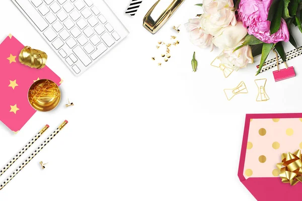 Masanın üzerine çiçek. Klavye ve zımba. Ev İşyeri. Tablo görünümü. İş amaçlı aksesuarları. Model arka plan. Peonies