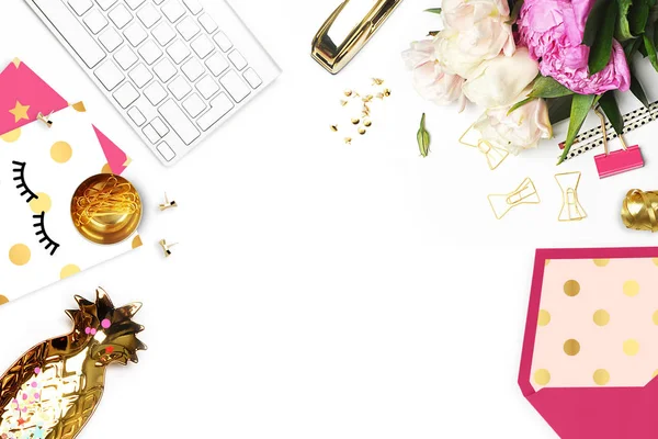 Masanın üzerine çiçek. Klavye ve zımba. Ev İşyeri. Tablo görünümü. İş amaçlı aksesuarları. Model arka plan. Peonies