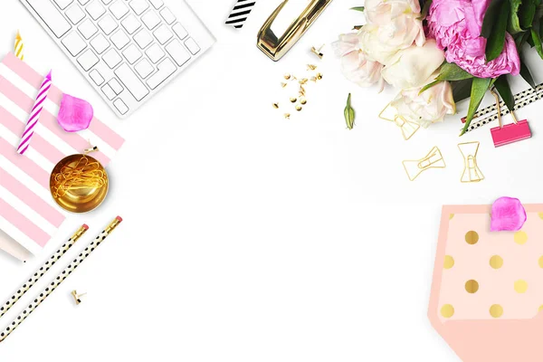 Masanın üzerine çiçek. Klavye ve zımba. Ev İşyeri. Tablo görünümü. İş amaçlı aksesuarları. Model arka plan. Peonies