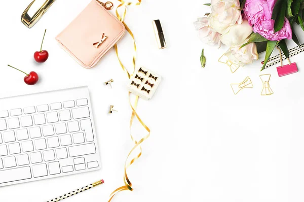 Table view office items, white background mock-up, woman desk. Office desktop,gold items. Flat lay. Invitation template, gold polka. Open envelope — Stock Photo, Image