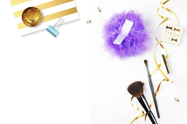 Modern woman desk. Make up cosmetics, brushes and lipstick on white background top view. Gold stationery. Mock-up. Feminine scene. header site or hero site. Flat lay image. — Stock Photo, Image