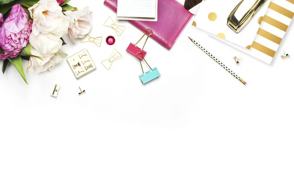 Düz yatıyordu. Kadınsı sahne. Office arka plan. Mock-up fotoğraf veya metin yer senin iş için. Kadın masaüstü, şablon kartı, Peonies ve altın ileti örneği. Altın Polka. Başlık Web sitesi ya da kahraman Web sitesi.