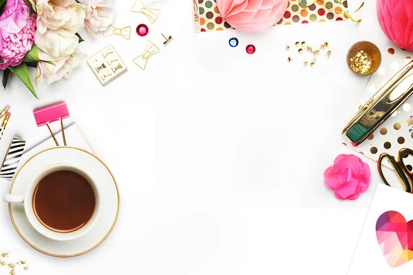 Damendesktop elegant. Kaffeetasse und Gegenstände auf dem Tisch. Mock-up für Kunstwerke. Ansicht von oben. flache Lage. — Stockfoto