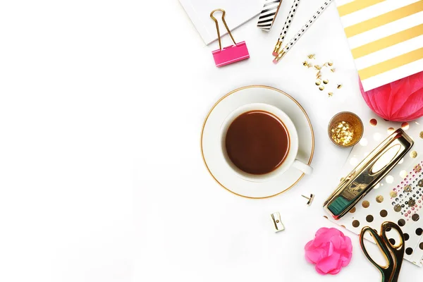 Mujer de escritorio elegante. Taza de café y artículos en la mesa. Mock-up para obras de arte .Vista desde arriba. Puesta plana . — Foto de Stock