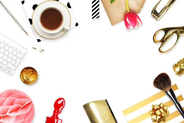 Kadın modern arka plan. Düz yatıyordu. Ev İşyeri. Tablo görünümü. İş amaçlı aksesuarları. Model arka plan. Glamour stili.