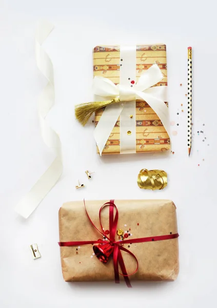 Weihnachtsgeschenkboxen Kollektion mit Artikeln. Ansicht oben. flache Lage. — Stockfoto