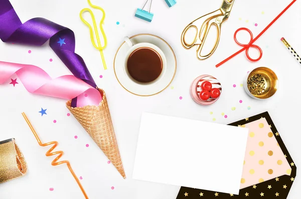 Modern tarz arka plan, düz yatıyordu. Altın ve parti öğeleri: kokteyl tüpler elma, armut, sarmal, dondurma koni, altın kozmetik çantası, makas, Yapıştır. Masaüstü. Tablo, kadar görüntüleyin. Açık zarf.