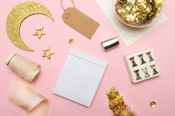 Плоский лежал. Аксессуары на стол, женский стол. Посмотреть верхнюю таблицу, подложку приглушить. Шелковая лента розовая
.