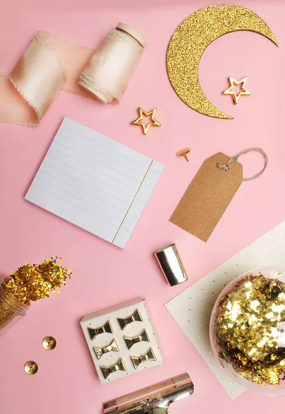 Düz yatıyordu. Masada, kadın masa üstü aksesuarları. Görünüm üst tablo, arka plan dalga geçiyorsunuz. İpek kurdele pembe.