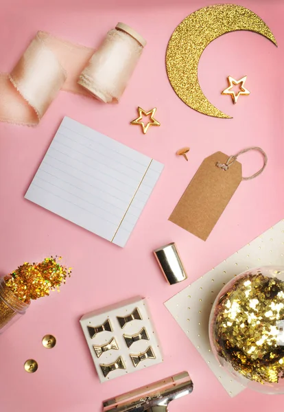 Düz yatıyordu. Masada, kadın masa üstü aksesuarları. Görünüm üst tablo, arka plan dalga geçiyorsunuz. İpek kurdele pembe.