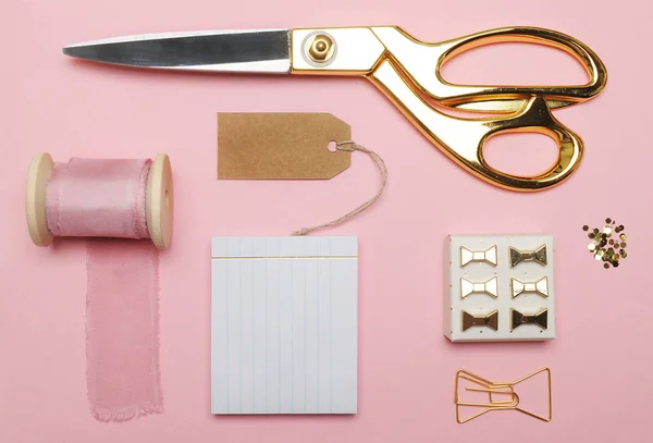 Flach lag. Accessoires auf dem Tisch, Tischplatte für Frauen. Ansicht oberer Tisch, Hintergrund-Attrappe. Seidenband rosa. — Stockfoto