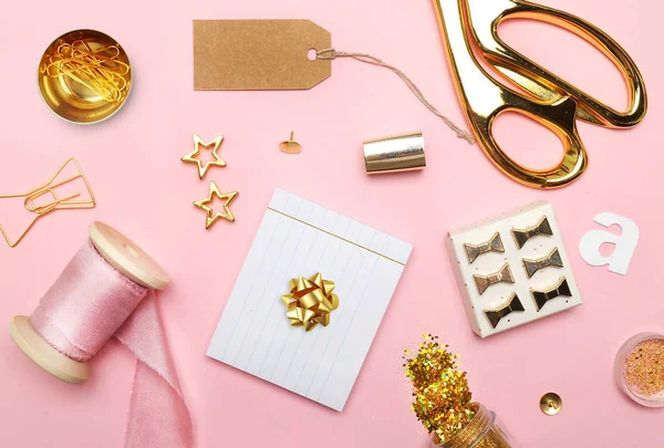 Düz yatıyordu. Masada, kadın masa üstü aksesuarları. Görünüm üst tablo, arka plan dalga geçiyorsunuz. İpek kurdele pembe.