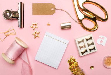 Düz yatıyordu. Masada, kadın masa üstü aksesuarları. Görünüm üst tablo, arka plan dalga geçiyorsunuz. İpek kurdele pembe.