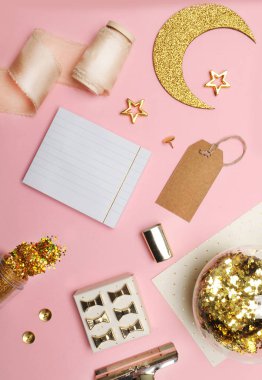 Düz yatıyordu. Masada, kadın masa üstü aksesuarları. Görünüm üst tablo, arka plan dalga geçiyorsunuz. İpek kurdele pembe.