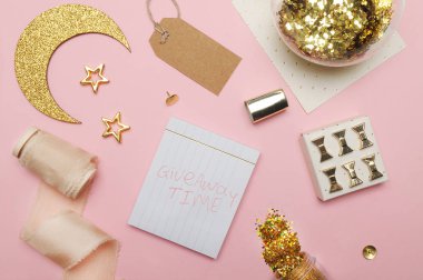 Düz yatıyordu. Masada, kadın masa üstü aksesuarları. Görünüm üst tablo, arka plan dalga geçiyorsunuz. İpek kurdele pembe.