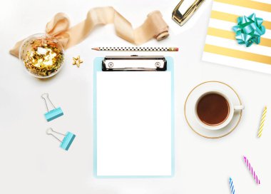 Mockup planlayıcısı düz yatıyordu. Aksesuar tablo. Görünümü üst. Beyaz arka plan, Natürmort. Olaylar ve parti masaüstü. Kadınsı sahne.