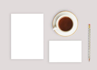  Office mockup stili ayarlayın. Düz yatıyordu. Kahve fincanı ve kalem ile gri arka plan boşluk. İş masaüstü.