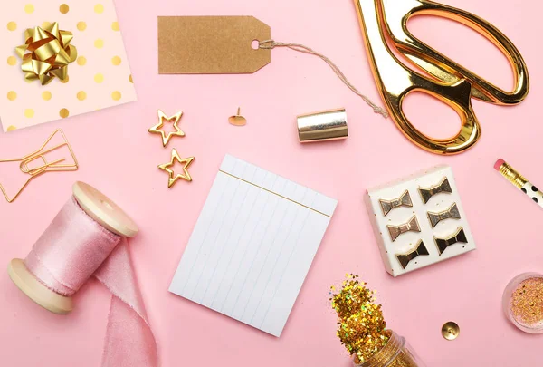 Acostado. Accesorios en la mesa, escritorio de mujer. Vista de la mesa superior, fondo maqueta. Cinta de seda rosa . — Foto de Stock