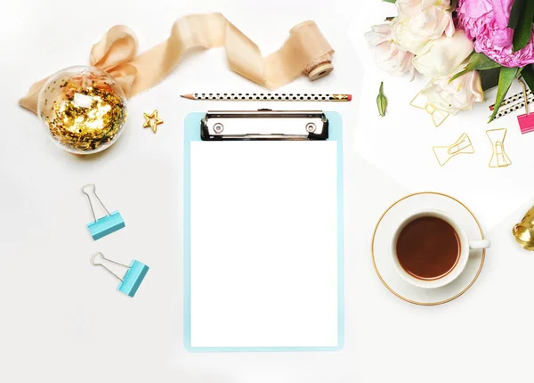 Mockup planner flat lay. Accessory on the table. View top. White background, still life. Events and party desktop. Feminine scene. — Stock Photo, Image