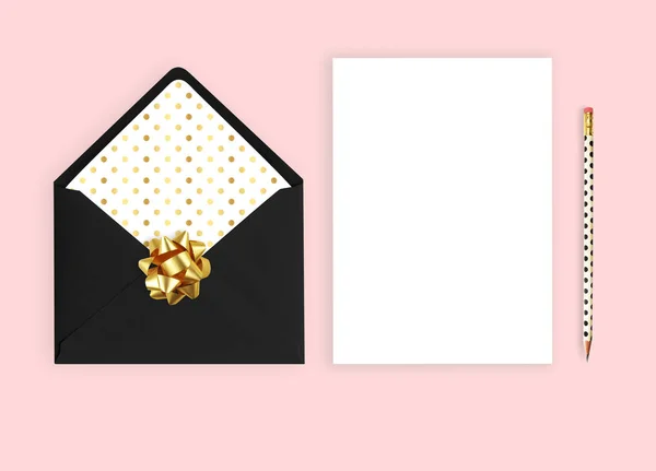 Um mockup de convite de casamento. Fundo rosa, Flat lay, envelope com cartão — Fotografia de Stock