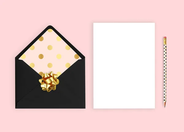 Una maqueta de invitación de boda. Fondo rosa, plano, sobre con tarjeta —  Fotos de Stock