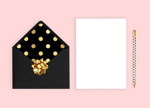 Весільний макет запрошень. Рожевий фон, плоский лежак, конверт з карткою — стокове фото