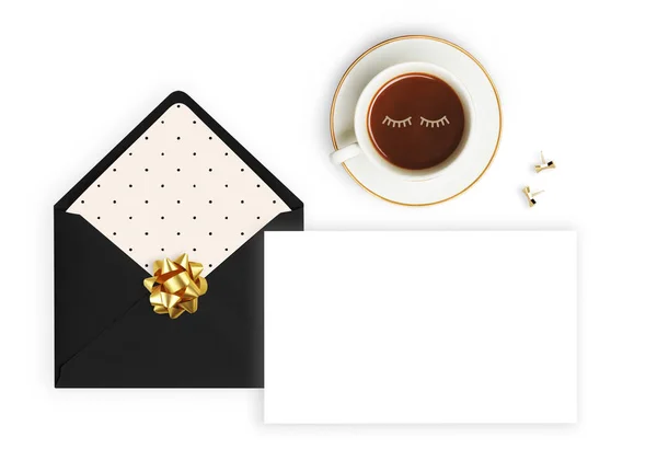 Deitado. Fundo branco, envelope preto, xícara de café e lápis. Área de trabalho. Convite mockup . — Fotografia de Stock
