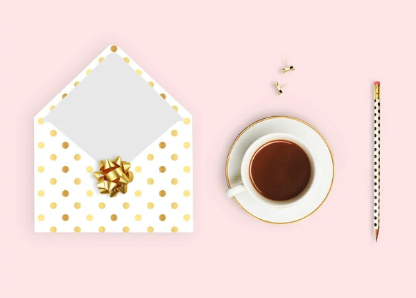Flat lag. Roze achtergrond, envelop patroon polka goud, koffiekopje en potlood. Zakelijke desktop. — Stockfoto