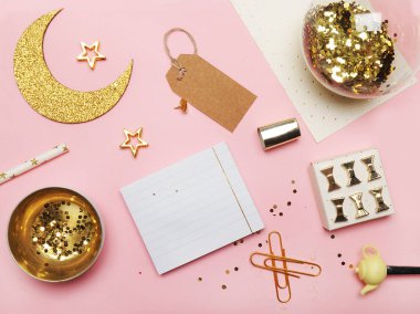 İleti örneği nesnelerde Resepsiyon. Düz yatıyordu. Masada, kadın masa üstü aksesuarları. Görünüm üst tablo, arka plan dalga geçiyorsunuz. İpek kurdele pembe.