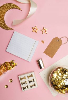 İleti örneği nesnelerde Resepsiyon. Düz yatıyordu. Masada, kadın masa üstü aksesuarları. Görünüm üst tablo, arka plan dalga geçiyorsunuz. İpek kurdele pembe