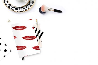 İleti örneği nesnelerde Resepsiyon. Düz yatıyordu. Masada, kadın masa üstü aksesuarları. Görünüm üst tablo, arka plan dalga geçiyorsunuz. İpek kurdele pembe