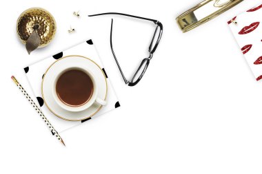 İleti örneği nesnelerde Resepsiyon. Düz yatıyordu. Masada, kadın masa üstü aksesuarları. Görünüm üst tablo, arka plan dalga geçiyorsunuz. İpek kurdele pembe