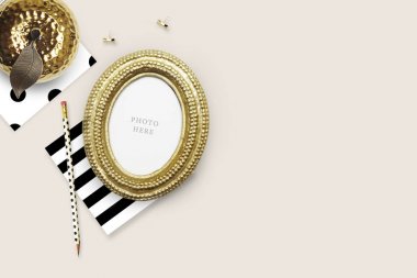 İleti örneği nesnelerde Resepsiyon. Düz yatıyordu. Masada, kadın masa üstü aksesuarları. Görünüm üst tablo, arka plan dalga geçiyorsunuz. İpek kurdele pembe