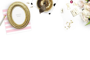 İleti örneği nesnelerde Resepsiyon. Düz yatıyordu. Masada, kadın masa üstü aksesuarları. Görünüm üst tablo, arka plan dalga geçiyorsunuz. İpek kurdele pembe