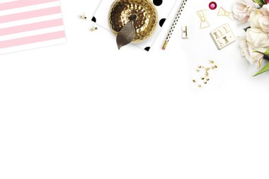 İleti örneği nesnelerde Resepsiyon. Düz yatıyordu. Masada, kadın masa üstü aksesuarları. Görünüm üst tablo, arka plan dalga geçiyorsunuz. İpek kurdele pembe