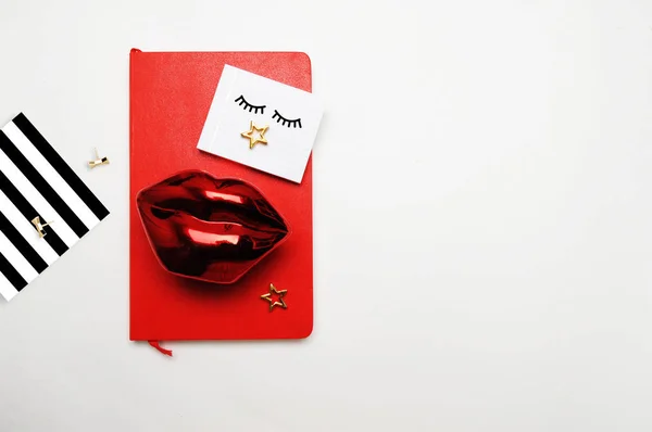 Fondo Moda Labios Rojos Con Cuaderno Rojo Laico Plano Vista — Foto de Stock