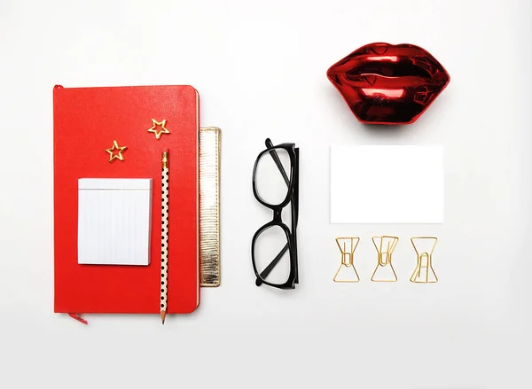 Latar Belakang Yang Menarik Bibir Merah Dengan Notebook Merah Tampilan — Stok Foto