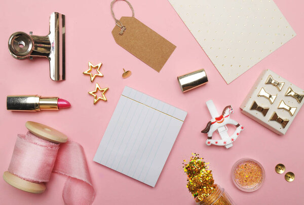 Канцелярские принадлежности на столе. Плоский лежал. Аксессуары на стол, женский стол. Посмотреть верхнюю таблицу, подложку приглушить. Шелковая лента розовая
.