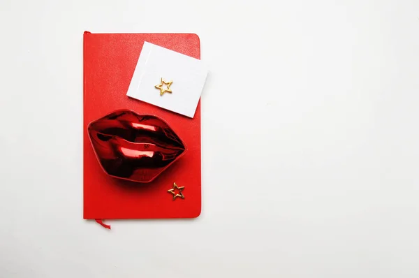 时尚的背景下 红红的嘴唇 与红色的笔记本 平躺和顶视图 波尔卡圆点图案 免版税图库图片