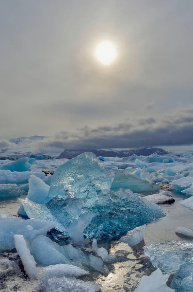 Icebergs flutuando em uma lagoa oceânica islandesa — Fotografia de Stock