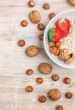 Yulaf ezmeli ve fındıklı çilek.