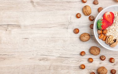 Yulaf ezmeli ve fındıklı çilek.