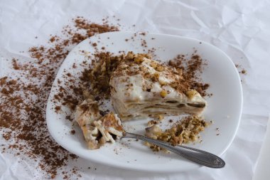 Fındık parçalı bir parça pasta bestele.