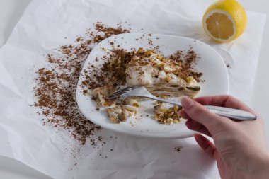 Fındık parçalı bir parça pasta bestele.