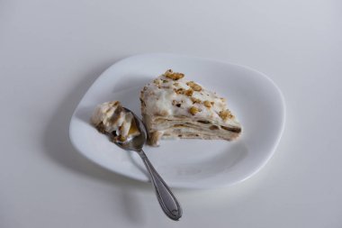 Fındık parçalı bir parça pasta bestele.