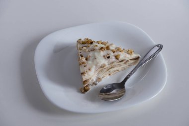 Fındık parçalı bir parça pasta bestele.