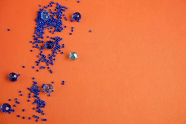 Farklı Mavi Boncuklarla Sulu Turuncu Arka Plan Şenlik Arka Planı — Stok fotoğraf