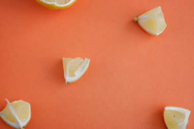 Turuncu arka planda limonlar. Citrus meyvesi. Tasarım arka planı